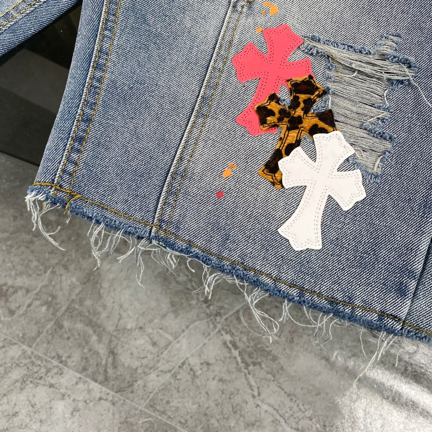 P200 Chrome Hearts London limited leopard print three-color leather cross high street heavy-duty splash-ink denim shorts. Uninhibited personality, unique charm. Every step of wear and every hole in these Chrome Hearts denim shorts is an ingenious artistic presentation. It seems to be announcing to the world that I am who I am, uninhibited, unique, and full of charm! Imported fabrics, heavy industrial washing: Made of imported denim fabrics, which have been washed and damaged by heavy industrial washing. Every inch exudes a sense of uninhibited coolness. Wear it and you will be the spokesperson of high street fashion! Double-layer woven, customized hardware. The double-layer woven design of the trousers body, paired with exclusive customized hardware accessories, shows an incomparably beautiful and unique style. Every detail reveals Croxin's ultimate pursuit of quality. Difficult to make, high street style Although the production process is complicated, it is all to present the most perfect effect. Wear it and you will become the focus of the high street and lead the jeans trend in the new era! Come and choose your exclusive Croxin H472 high street denim shorts and show your uninhibited charm! Size: 28 30 32 34